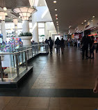 Il centro commerciale a Bay Plaza