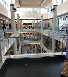 Il centro commerciale a Bay Plaza