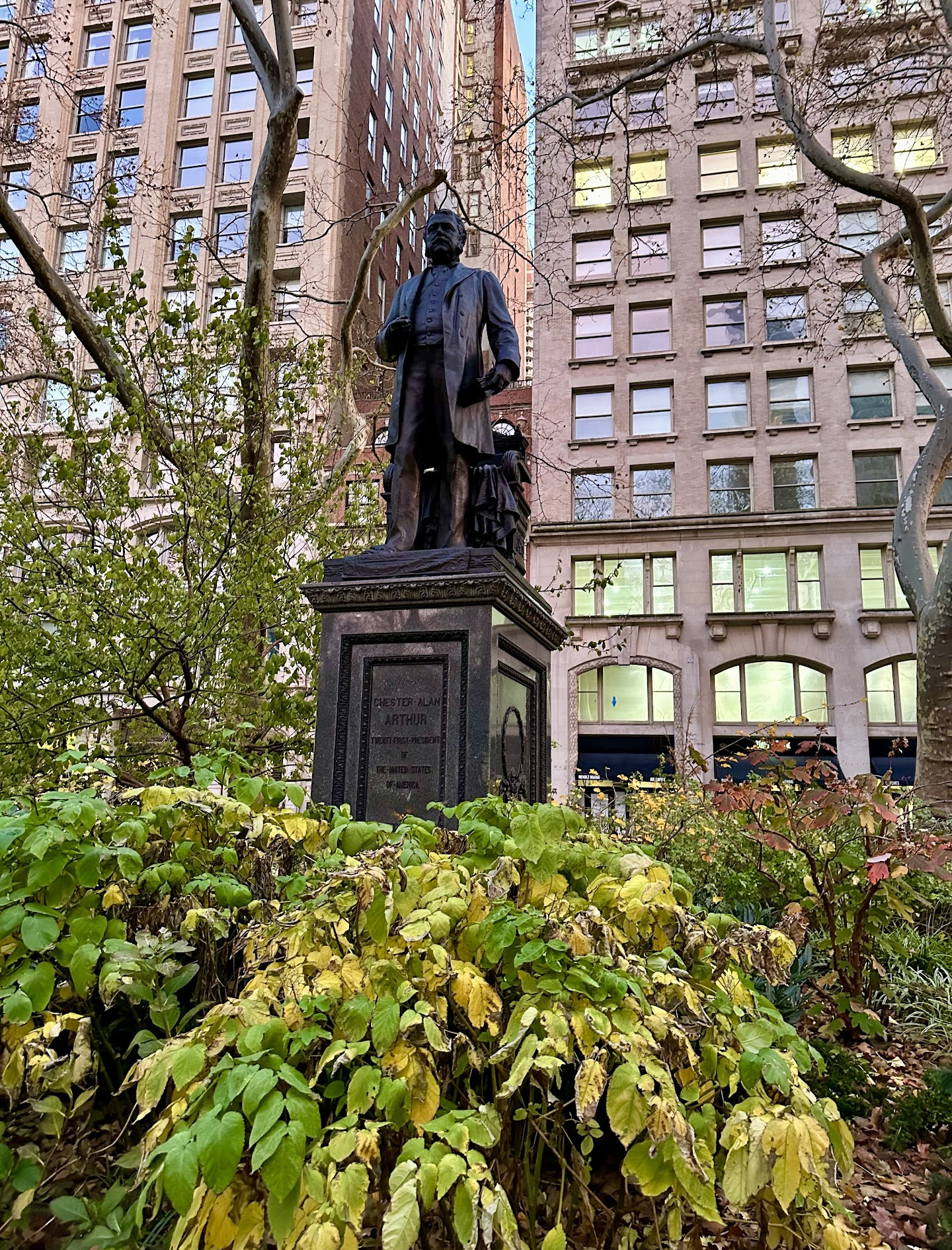 Статуя президента Артура