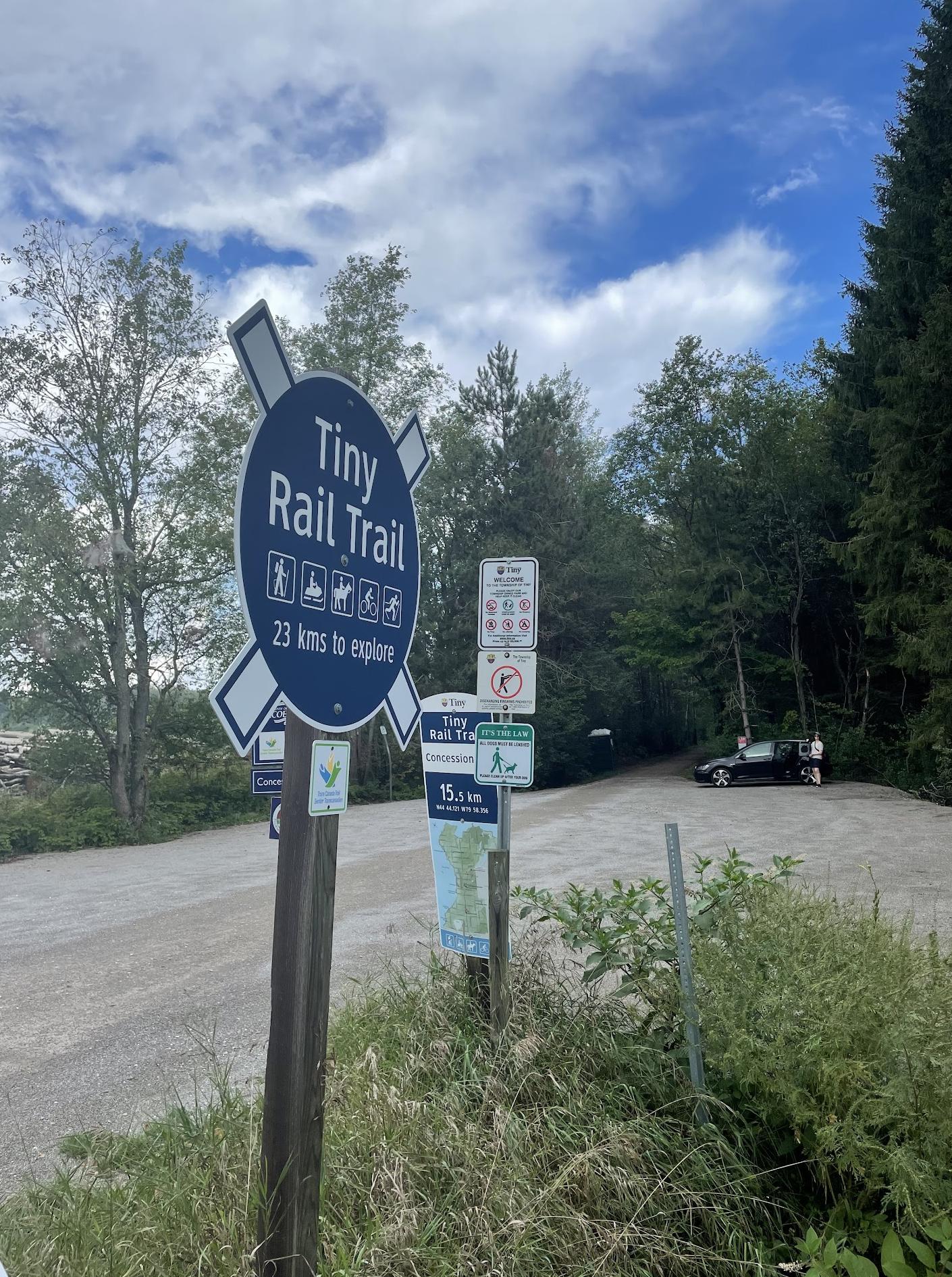 Piccolo parcheggio sulla ferrovia