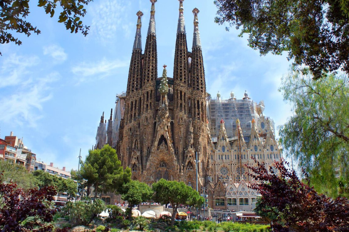 Why is the Sagrada Familia so famous? - Local Guides World