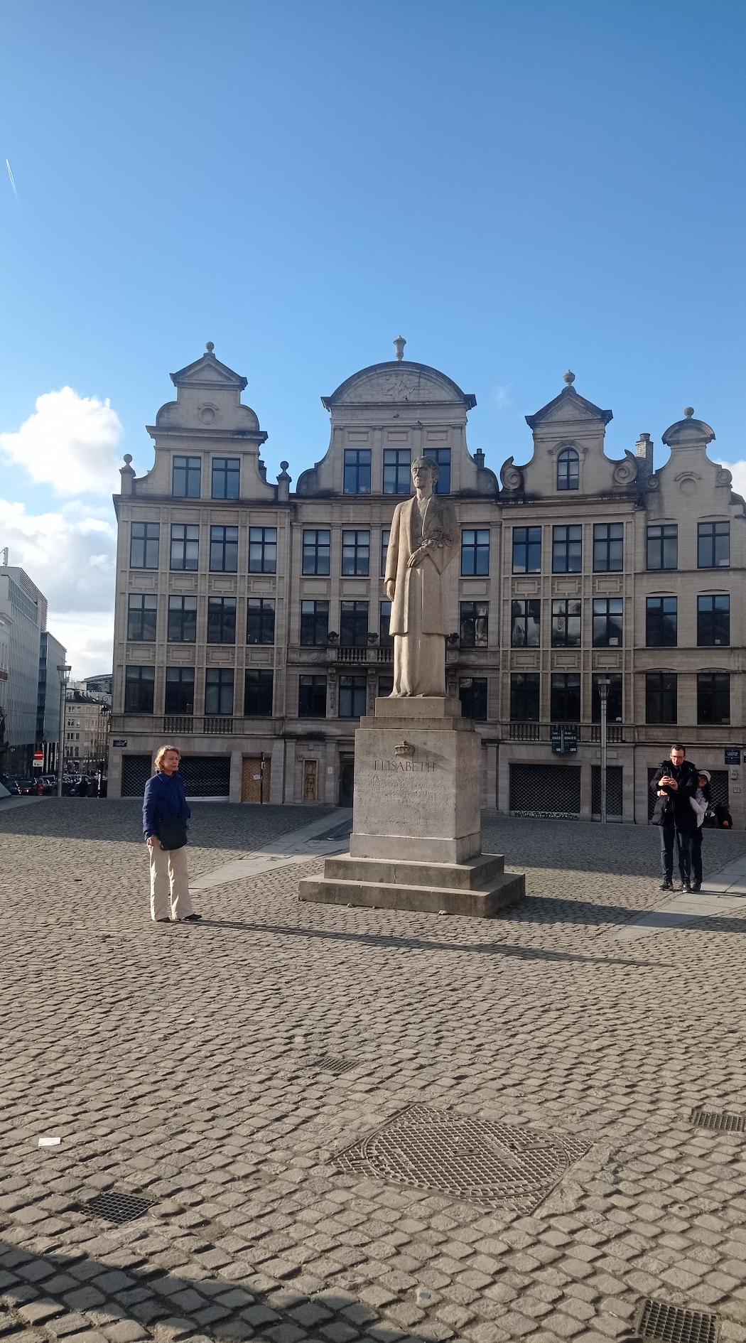 Standbeeld van Koningin Elisabeth