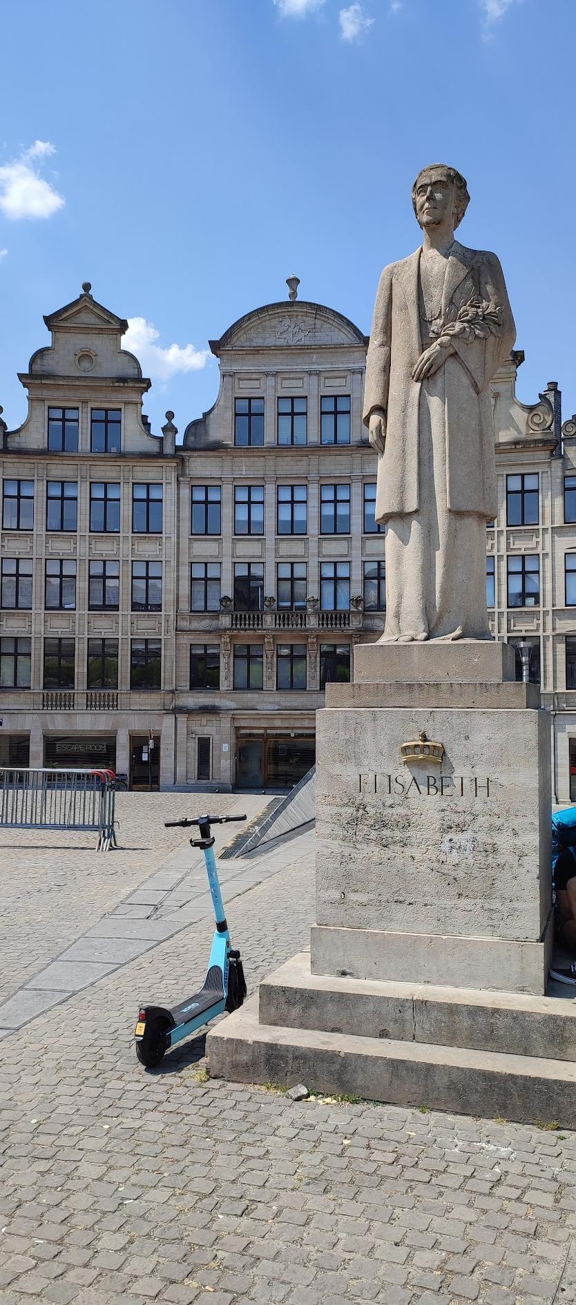 Standbeeld van Koningin Elisabeth