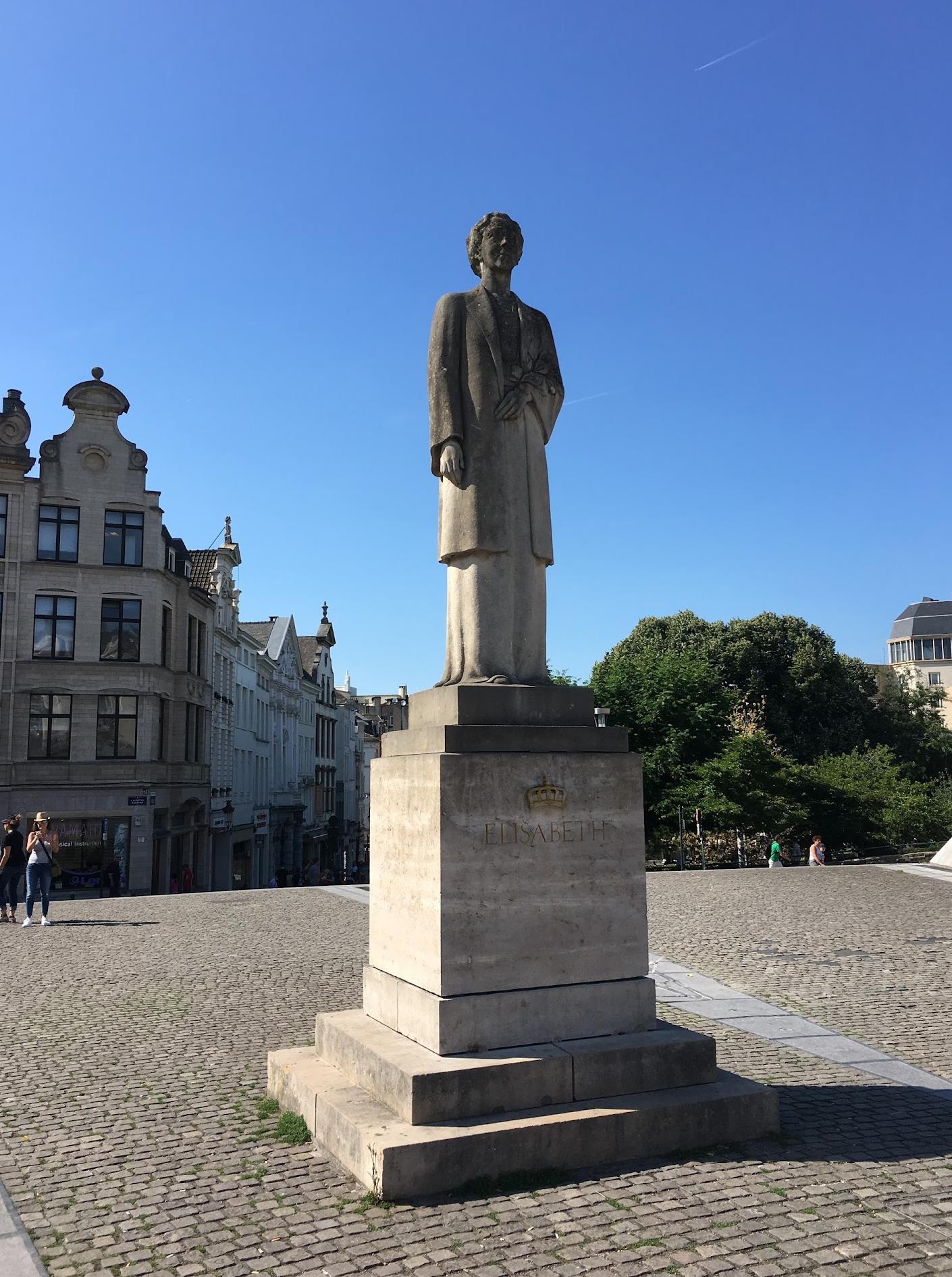 Standbeeld van Koningin Elisabeth