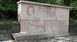 Памятник Артуру Брисбену