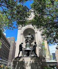 Statue am Herald Square