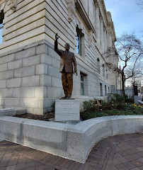 مجسمه شهردار ماریون بری
