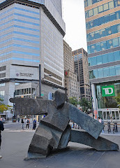 Sculptuur Inuit du Square-Victoria