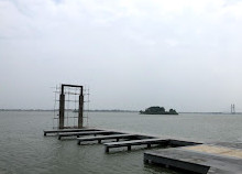 Plaza junto al lago