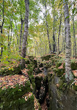 Aventures dans la nature dans des grottes pittoresques