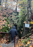 Aventures dans la nature dans des grottes pittoresques