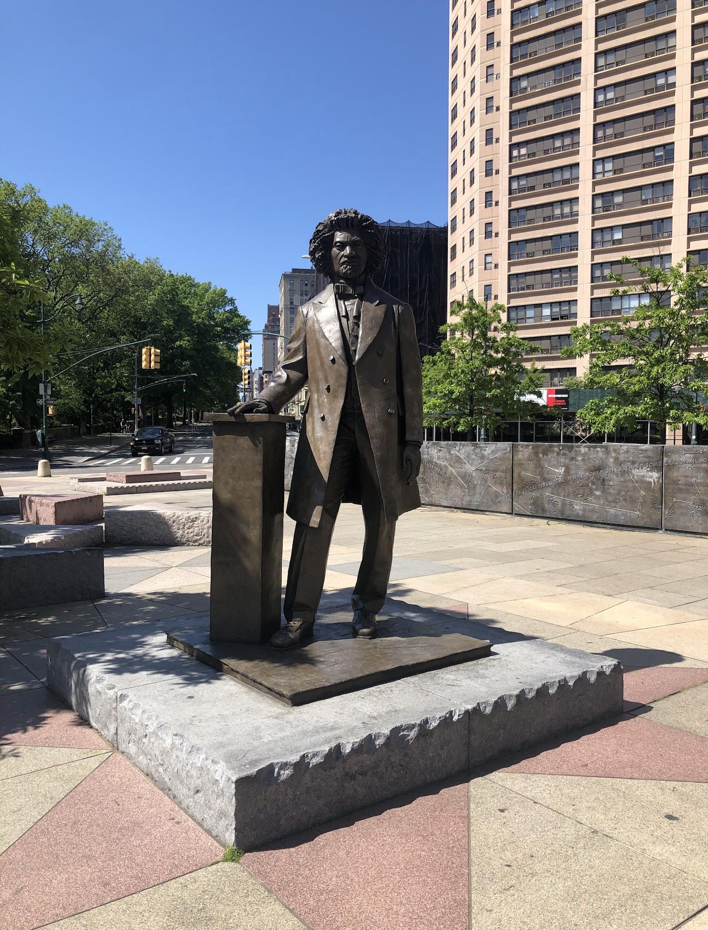Frederick Douglass-beeldhouwwerk en watermuur