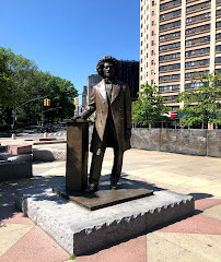 Escultura de Frederick Douglass e parede de água