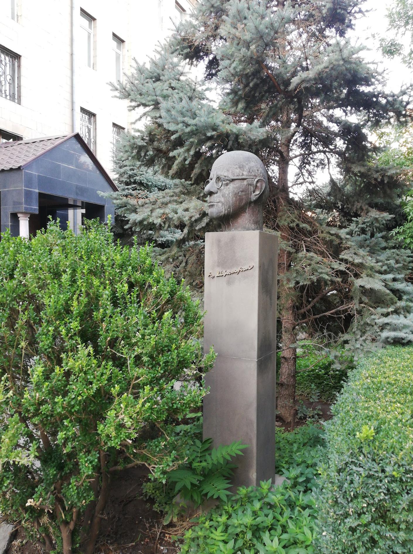 Памятник Граче Ахареяну