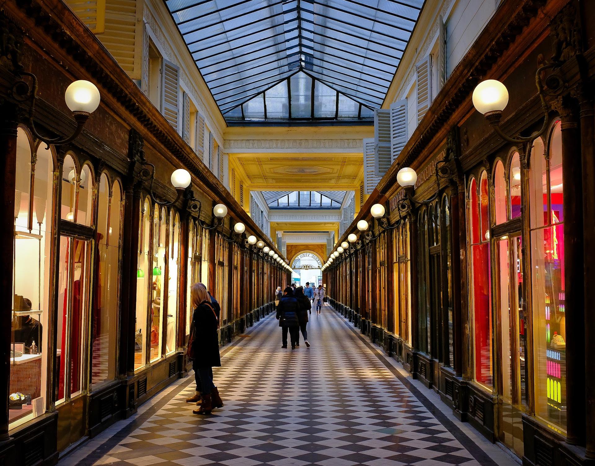 O charme parisiense das passagens cobertas