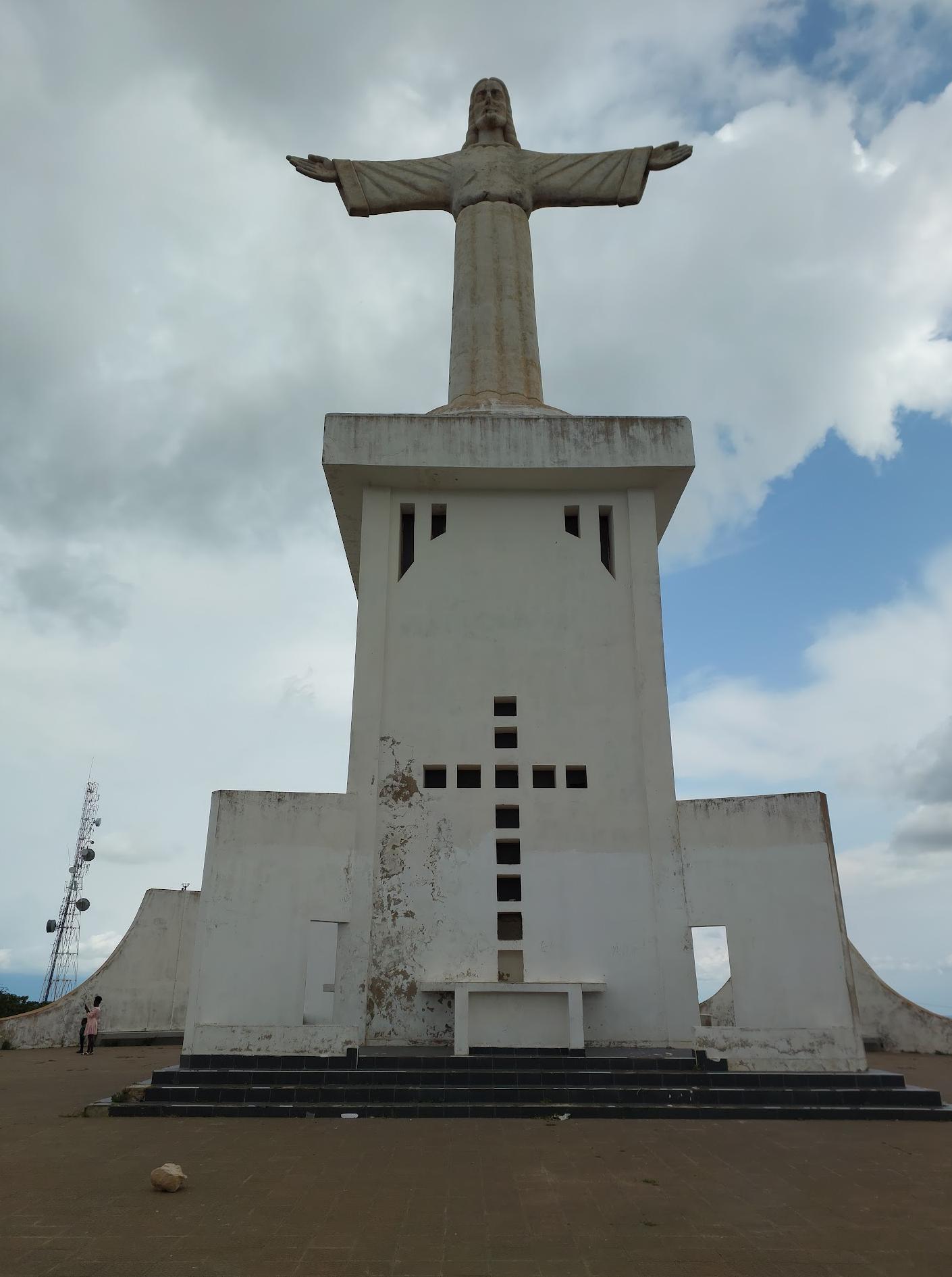 Cristo Rei Statuate /Lubango