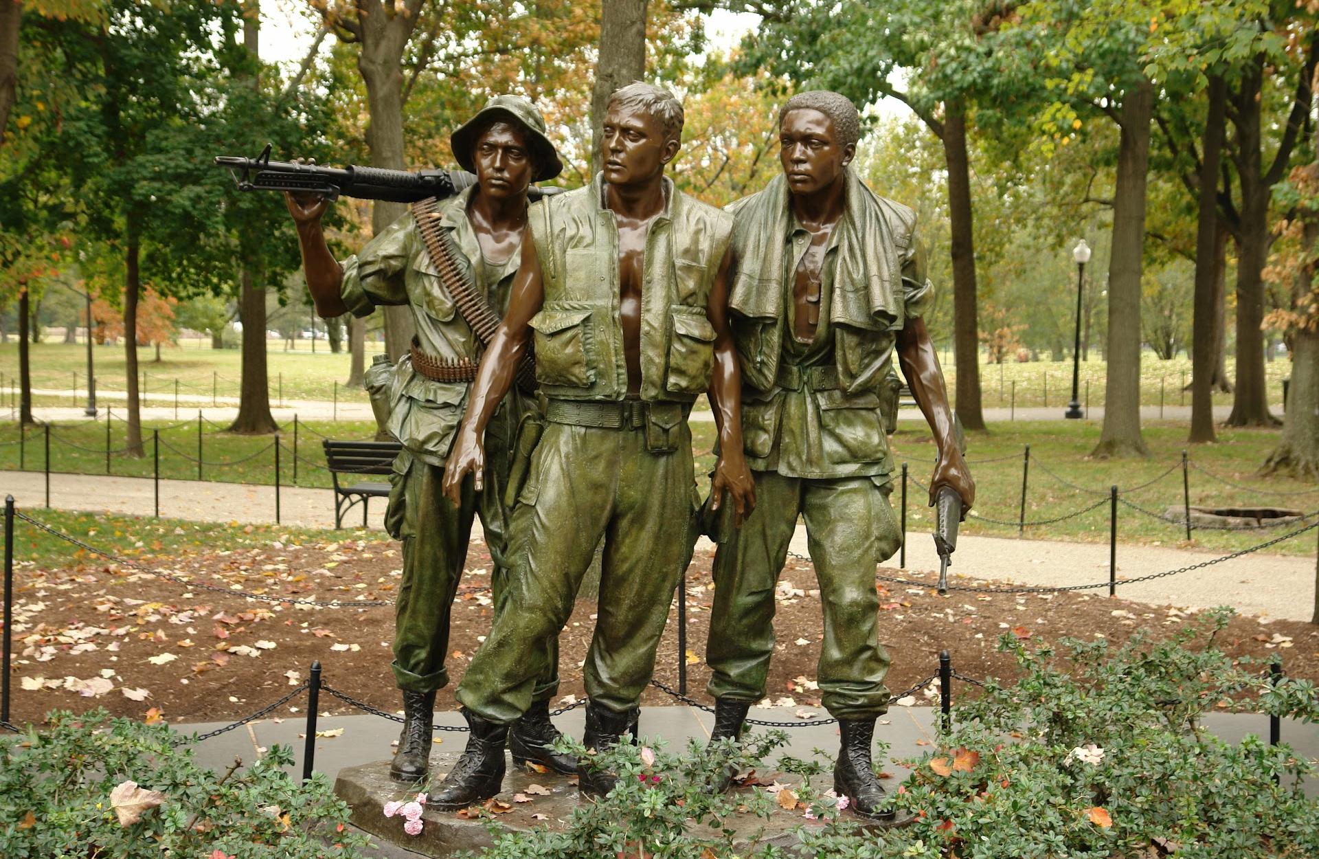 La statua dei tre militari