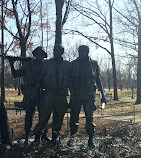La statua dei tre militari