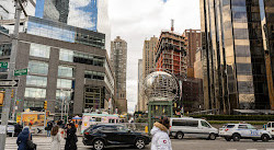 Scultura del globo al Columbus Circle