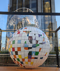 Скульптура глобуса на площади Колумба