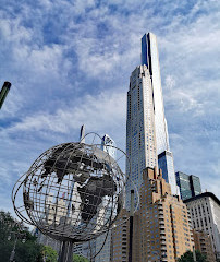 Scultura del globo al Columbus Circle