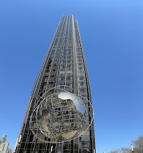 Escultura do globo em Columbus Circle