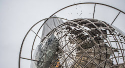 Escultura do globo em Columbus Circle