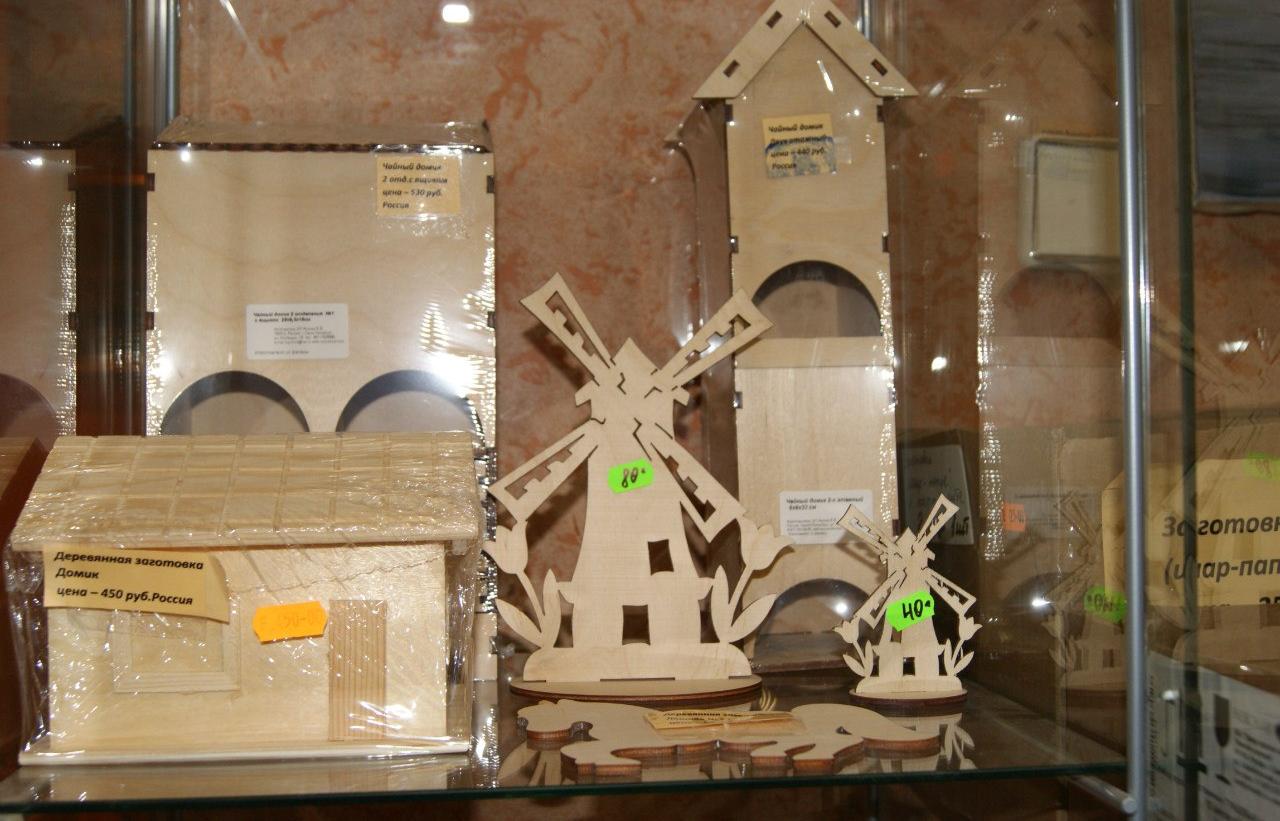 World Artists, Salon Studio